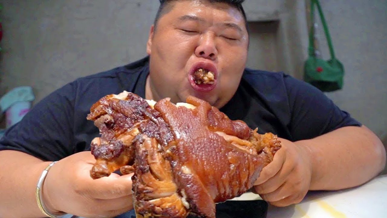 Monkey Brother was greedy for the ”big pork elbow” and the skin fell off when he sucked it!