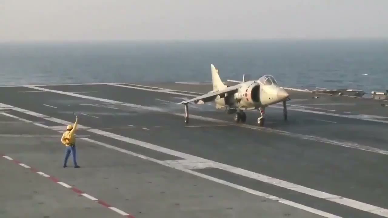 Rare clip of Indian Navy Sea Harrier's take-off from French Aircraft carrier ch&aacute;rels-d&eacute;-Gaull&eacute;