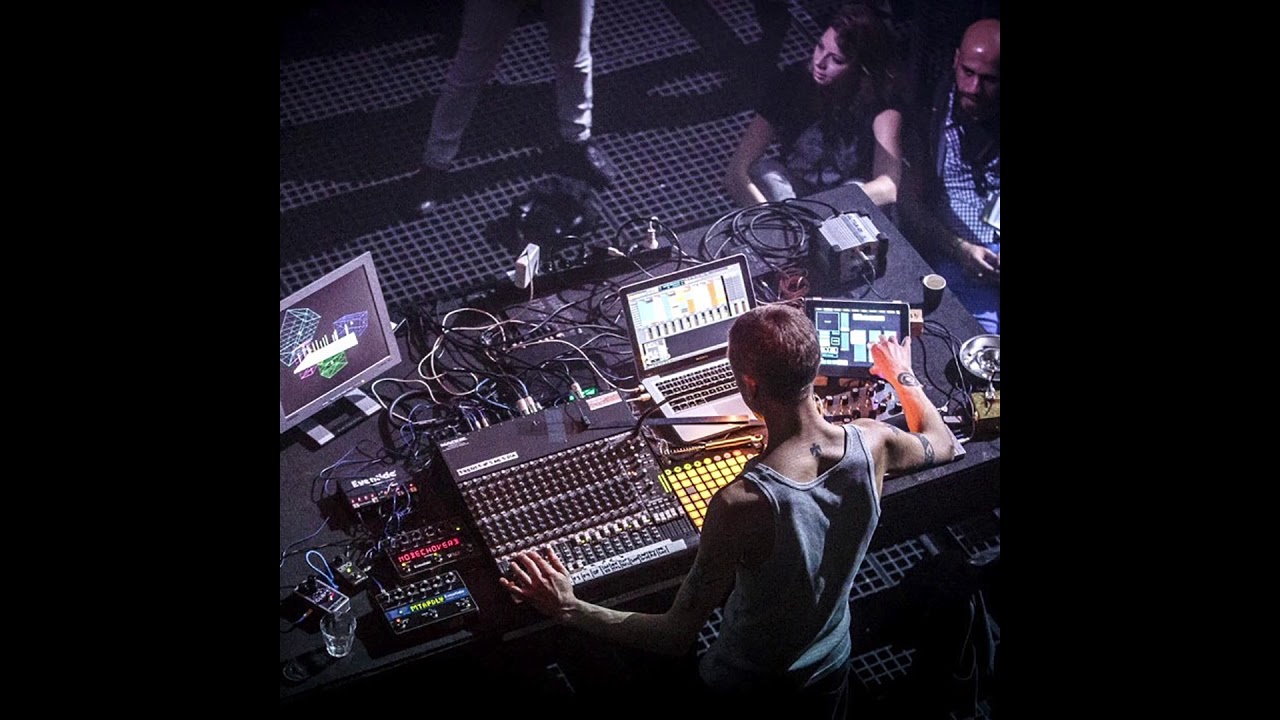 Vladislav Delay - Live @ Cafe Campus, Mutek, Montr&eacute;al, Canada 09.06.00