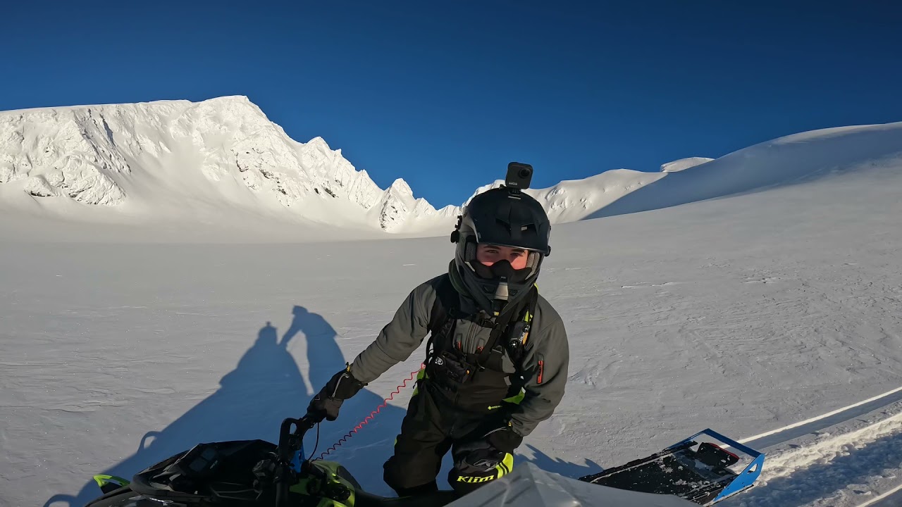 Skidoo 850 vs Arctic cat Alpha one (snowmobile hill climb)