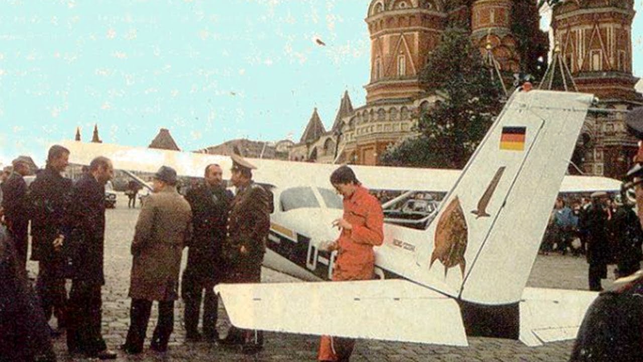 KIZIL MEYDANA İNEN UÇAK