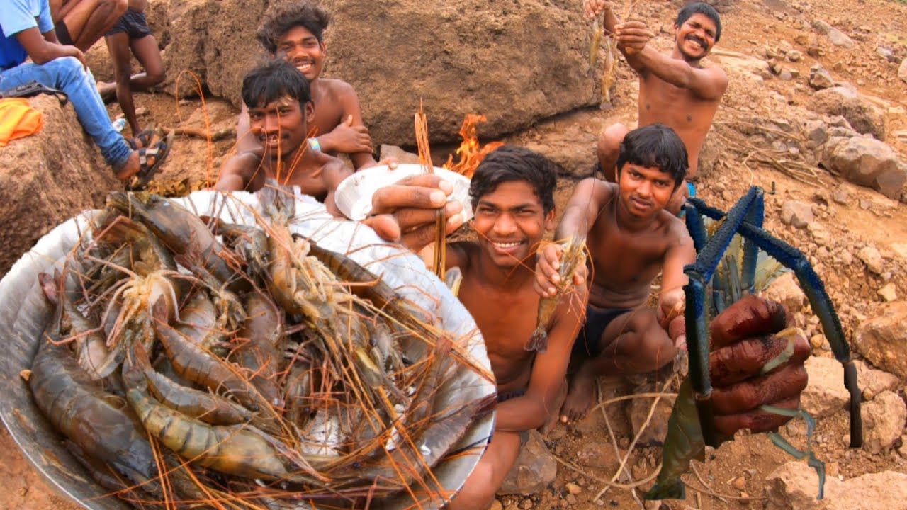 आदिवासी बांधवांनी पकडले मोठे कोळंबी,कोळंबीचे कालवण,Tribes catching/cooking giant fresh water prawns