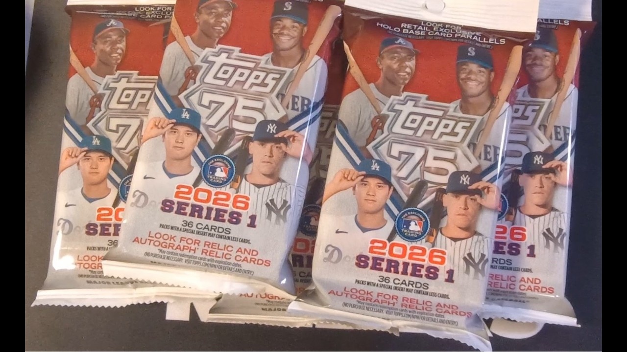 ПЕРВЫЙ ВЗГЛЯД - Серия 1 Topps 2026 - Наборы Fat Packs/Праздничная жестяная коробка