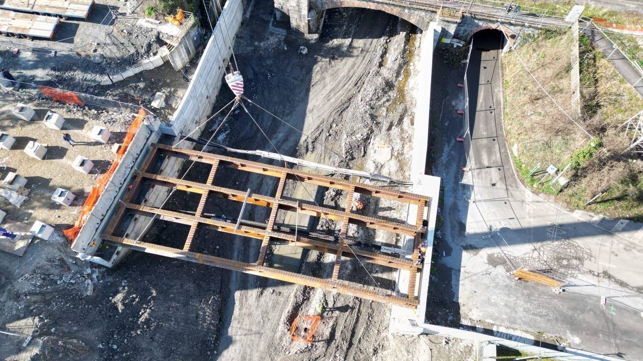 L'installazione dell'impalcato del nuovo ponte sul Busalletta a Busalla