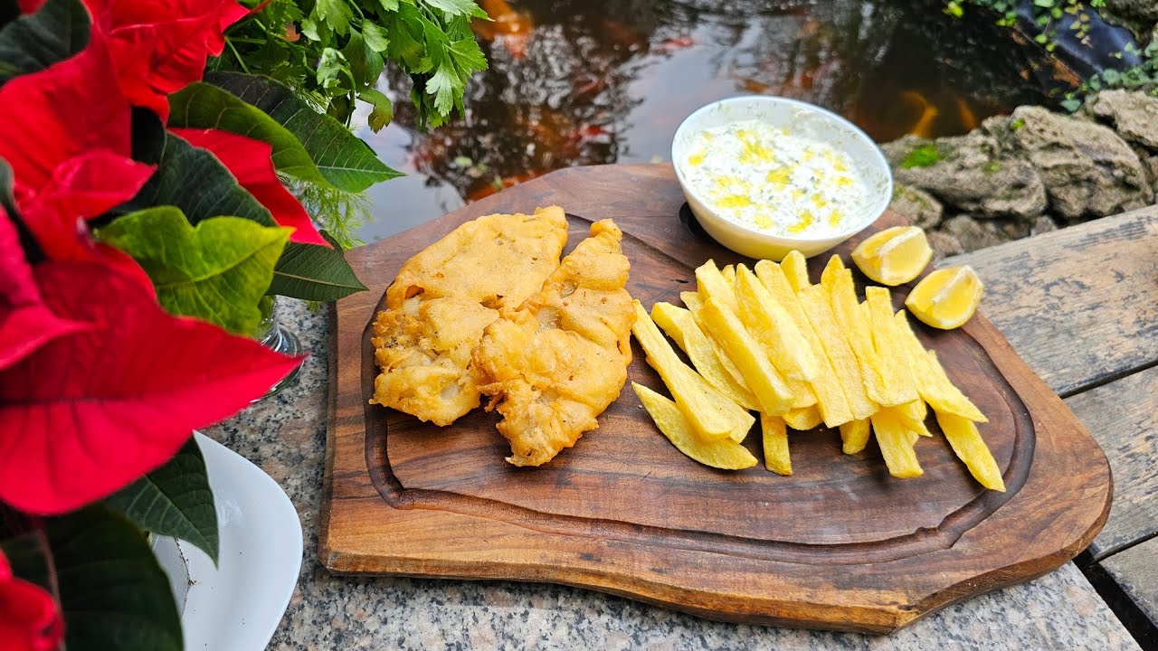 Fish and Chips. Peste Pane cu Cartofi Prajiti și sos Tzatziki.