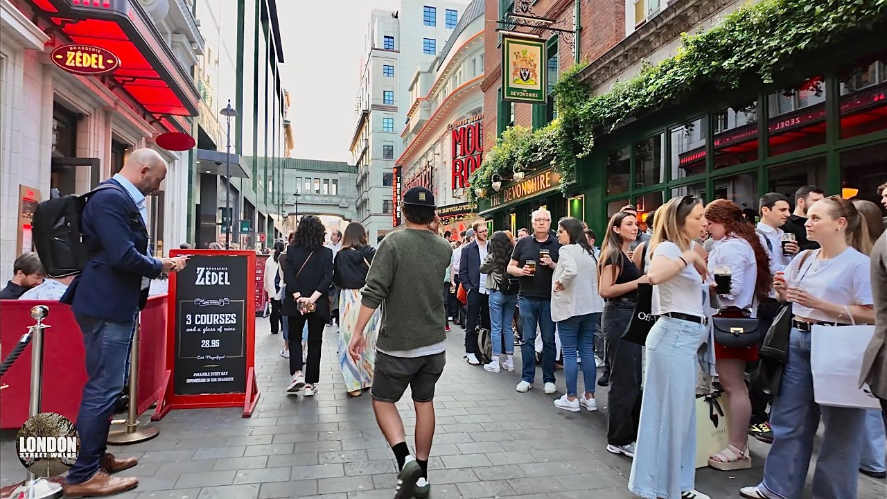 LONDON IN THE EVENING: WALKING THROUGH SOHO AND TOP BARS