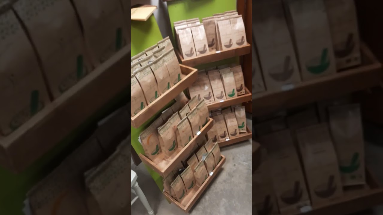 Organisation dans le lieu entre tisanerie et boutique