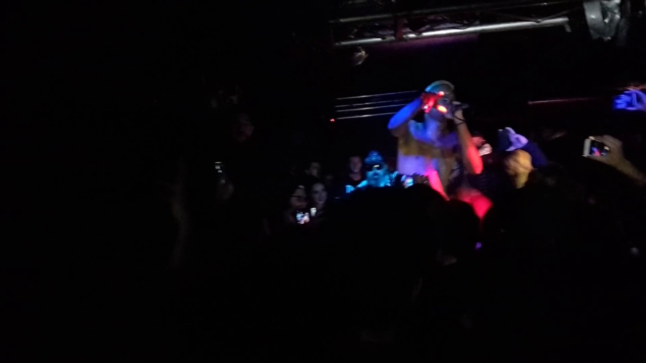 Bello FiGo ft The GynoZz - Non Pago Affitto - Live 30/11/2016 Milano