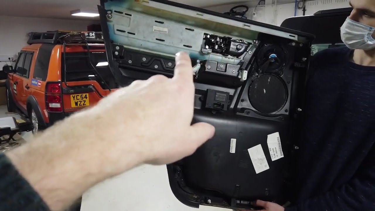 Снятие внутренней панели задней двери Land Rover Discovery 4 / LR4