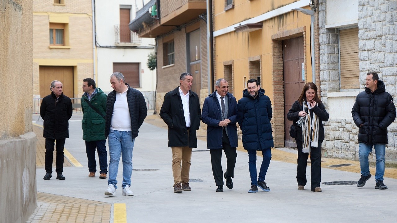 El consejero Chivite visita en Arguedas las obras realizadas en dos de sus calles