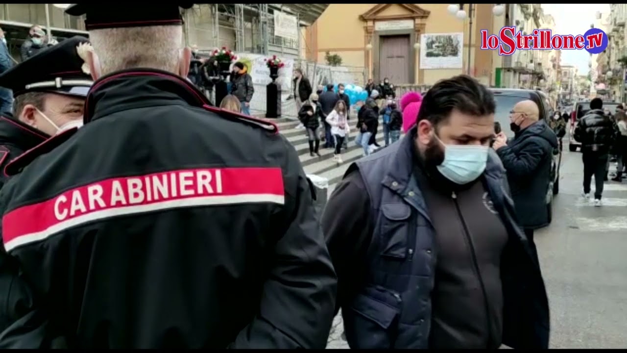 In centinaia a Torre Annunziata per l'ultimo saluto ad Antonio Morione: l'uscita del feretro