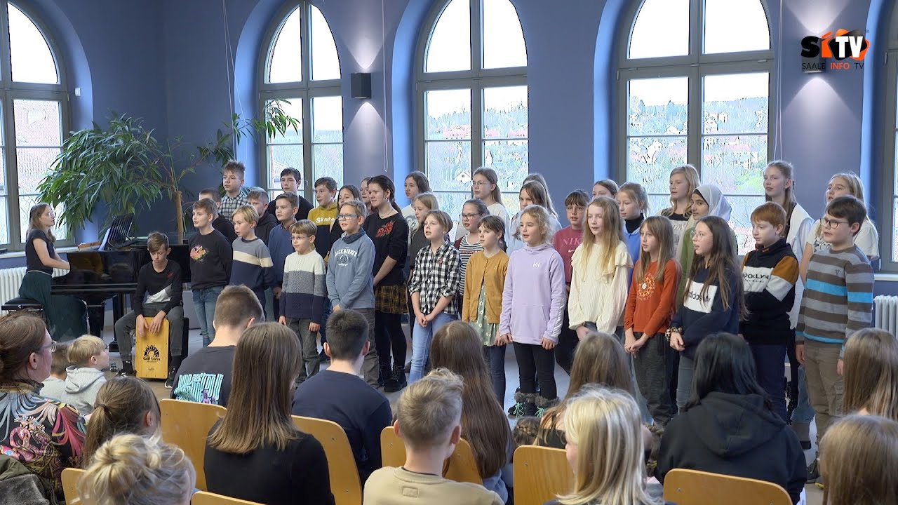 Gymnasium am Weißen Turm in Pößneck. Der Schulchor und ein Trommel Projekt der Klassen 8b & 8c.