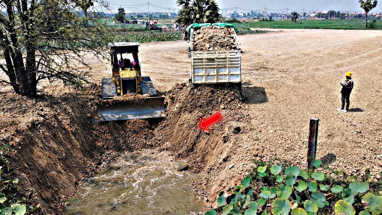 Fantastic!!Landfilling And Delete flood by Skills Bulldozer KOMATSU WITH 5ton Dump Trucks Unloading.