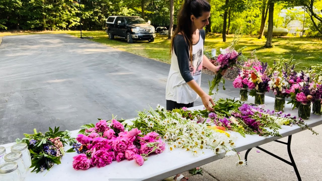 Making flower bouquets 💐 for market!
