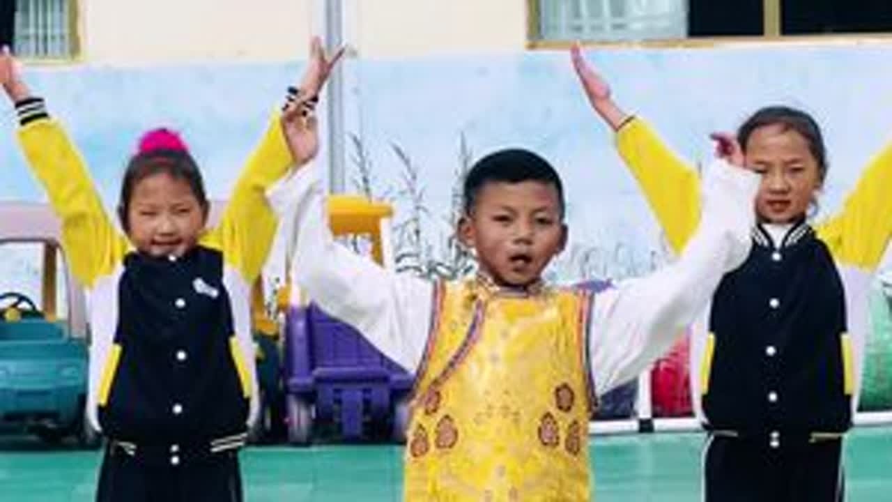 就看孩子们美不美，帅不帅……