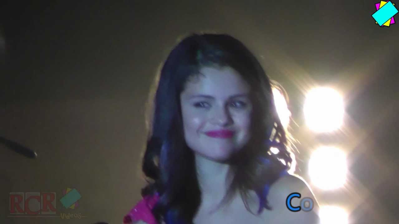 Selena Gomez presenta su banda, toca el tambor y dice que Volverá a Uruguay