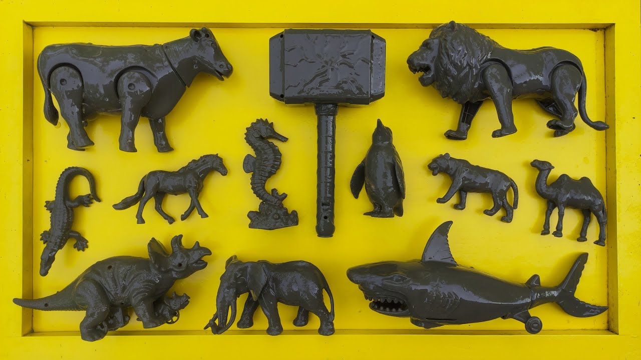 Membersihkan mainan hewan, sapi, singa, ikan hiu, triceratops, pinguin, buaya, unta, gajah, harimau