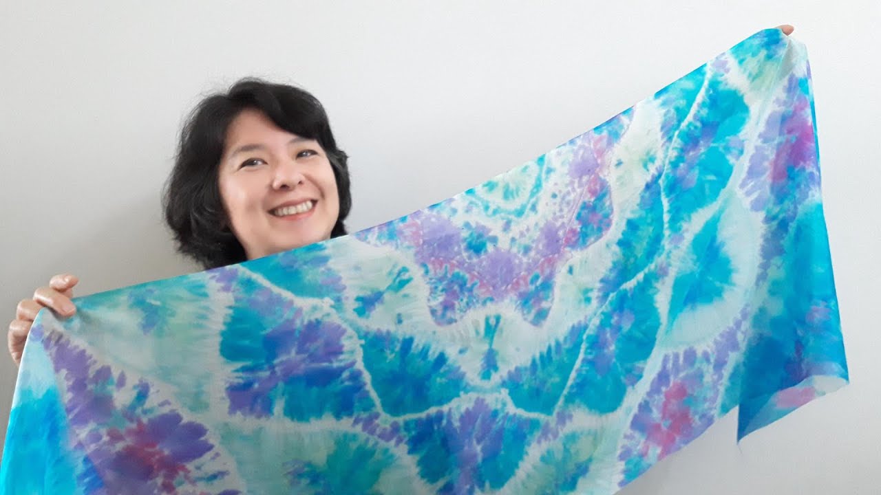 Tie dye / Como fazer uma meia mandala em uma echarpe de seda.