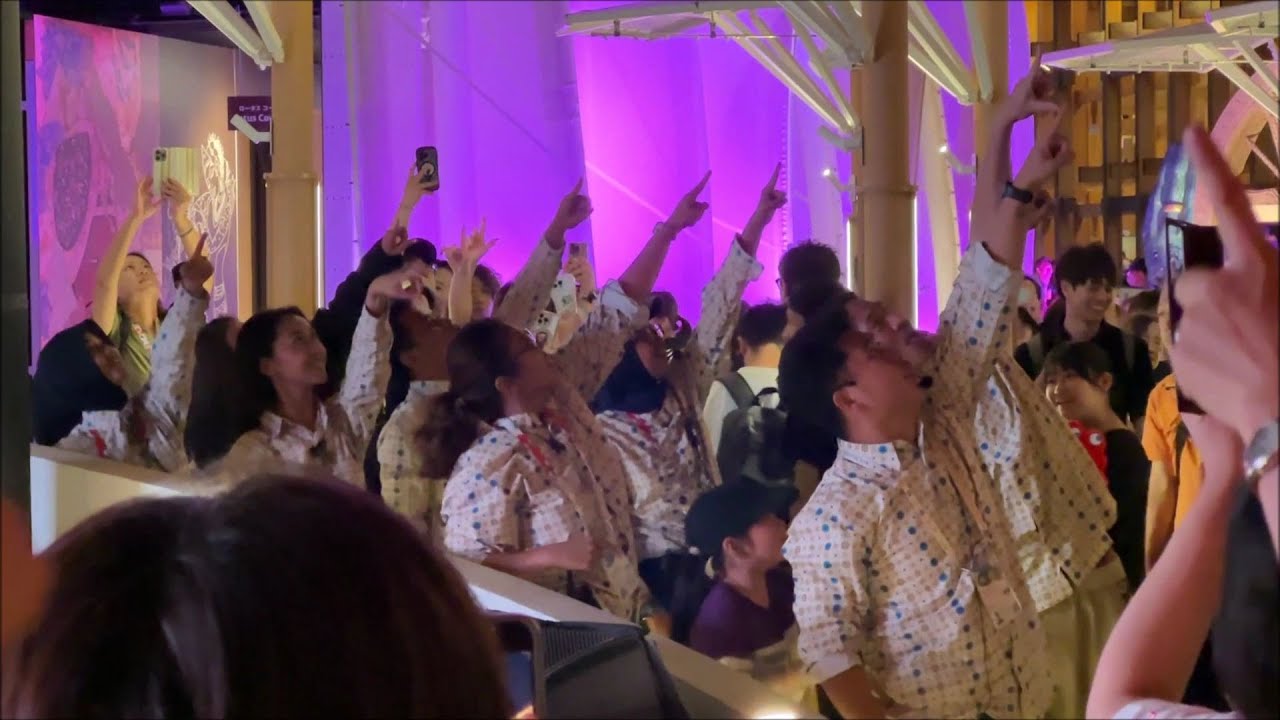 大阪・関西万博　インドネシア館　閉館前の盛り上がり　Indonesian Pavilion staff, EXPO 2025 Osaka, Kansai, Japan　(2025.9)