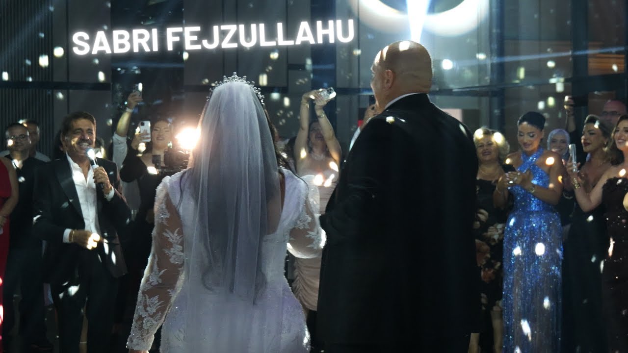 Sabri Fejzullahu këndon special për qiftin