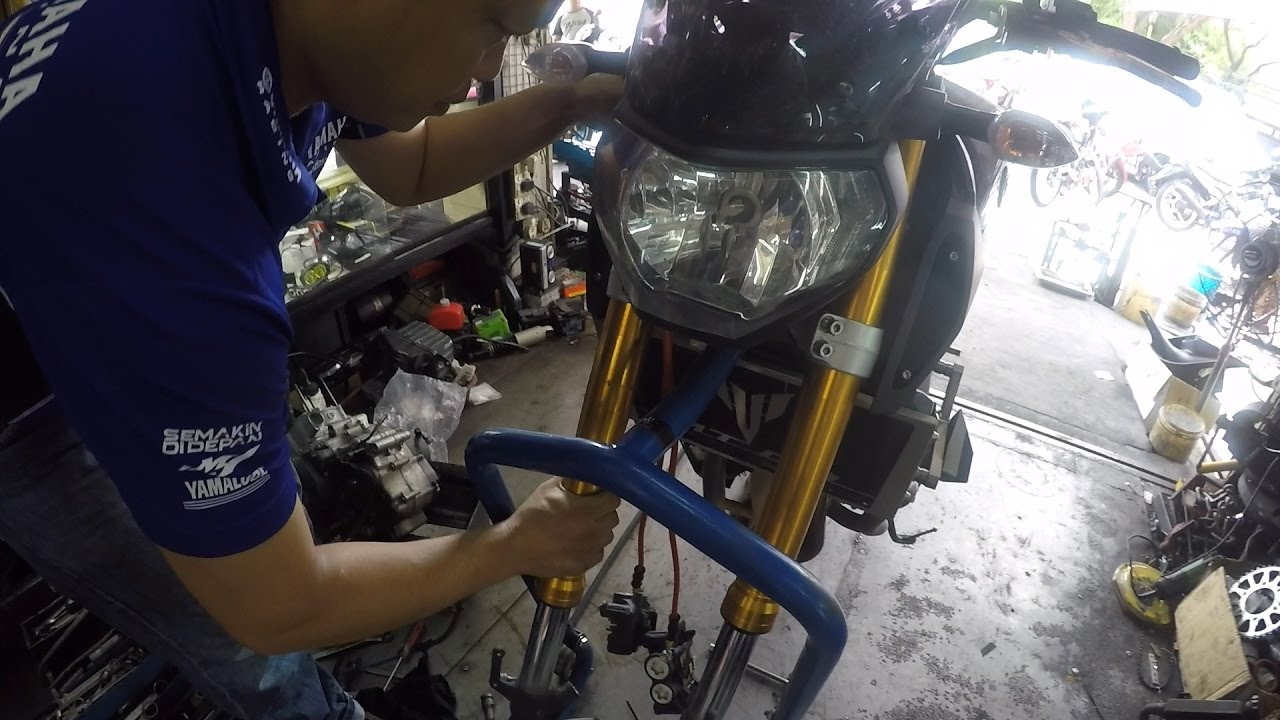 Yamaha MT-09 25,000km Fork Oil Change