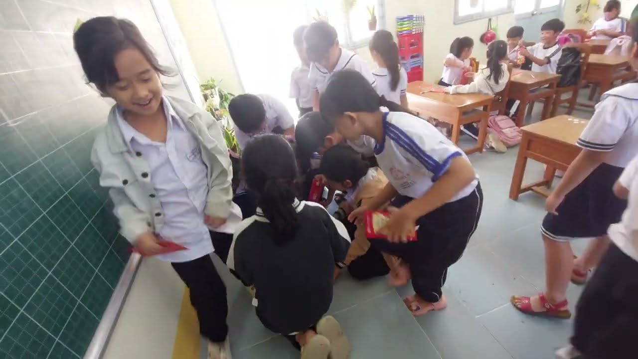 Hoạt động trải nghiệm viết bao thư lì xì Tết cho người bạn bí mật
