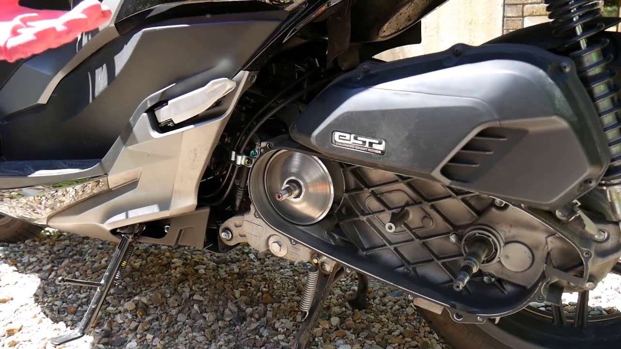 Scooter #22 Tuto #3 Change the Pulley, Clutch and Rollers of the Forza 125