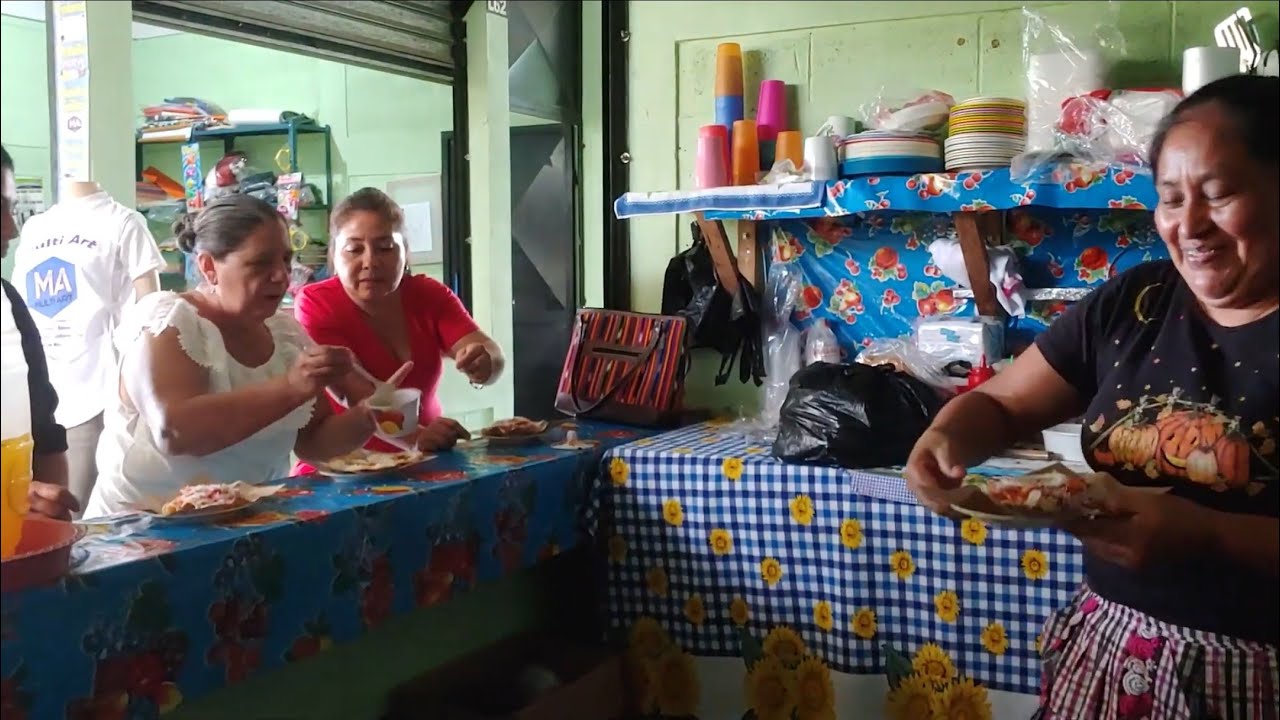 Almorzando Dentro del Mercado de Flores Costa Cuca con una Seño que Nos Atendio Al 100!  Pt 1