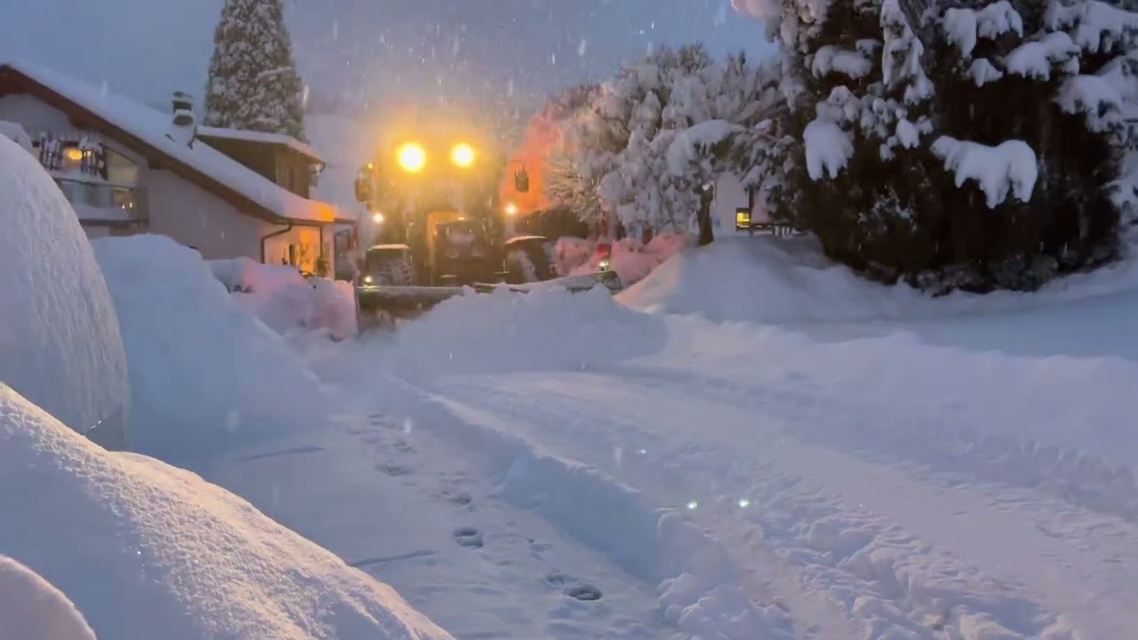 Winterdienst Einsatz im Winter 2021 mit einem Traktor.