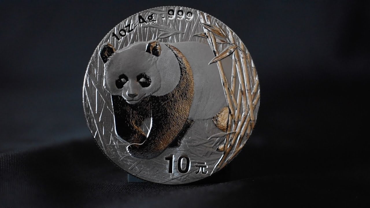 Китайская серебряная монета с изображением панды 2002 года.