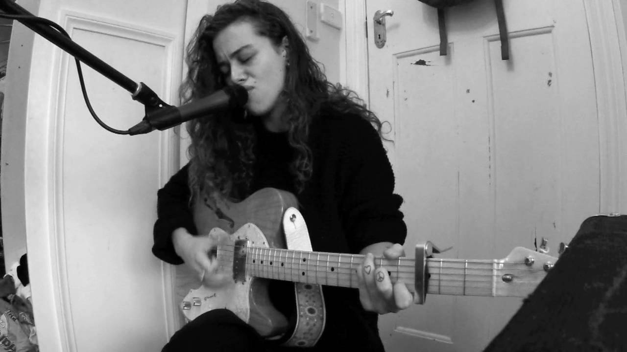 TASH SULTANA - HARVEST LOVE (LIVE BEDROOM RECORDING)