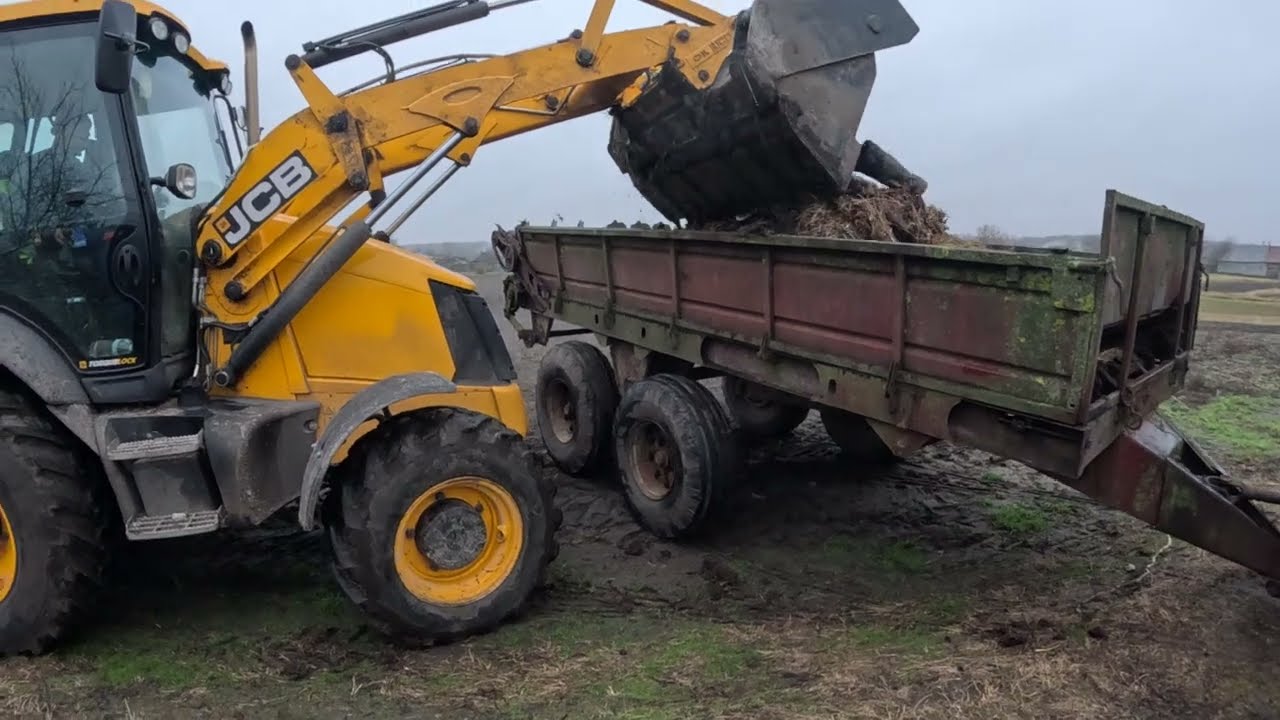 JCB loads fertilizer