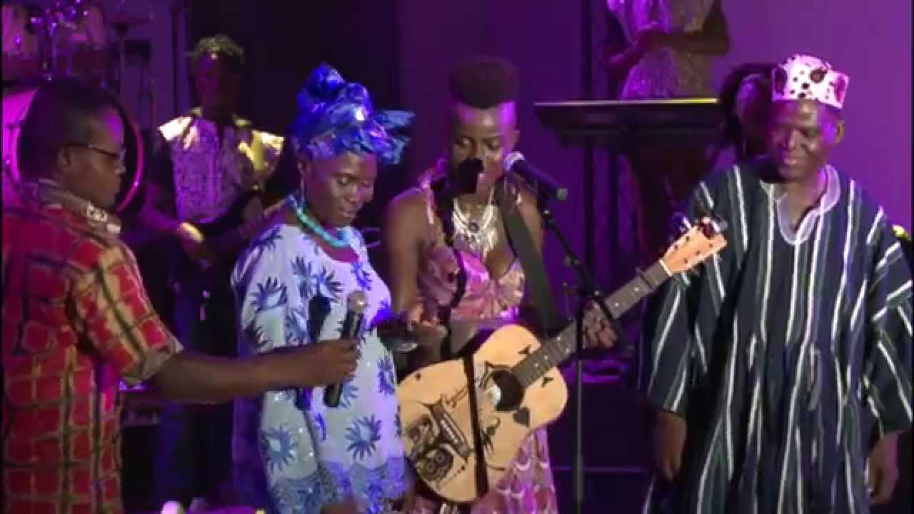 WIYAALA INVITES MUM & DAD ON STAGE