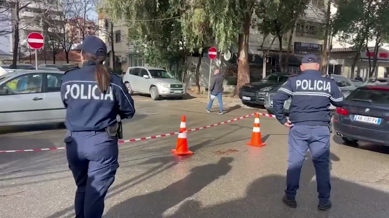Klan News-Babai plagos me thikë vajzën, lëndohet edhe një djale që nderhyri të ndihmonte 24-vjeçaren