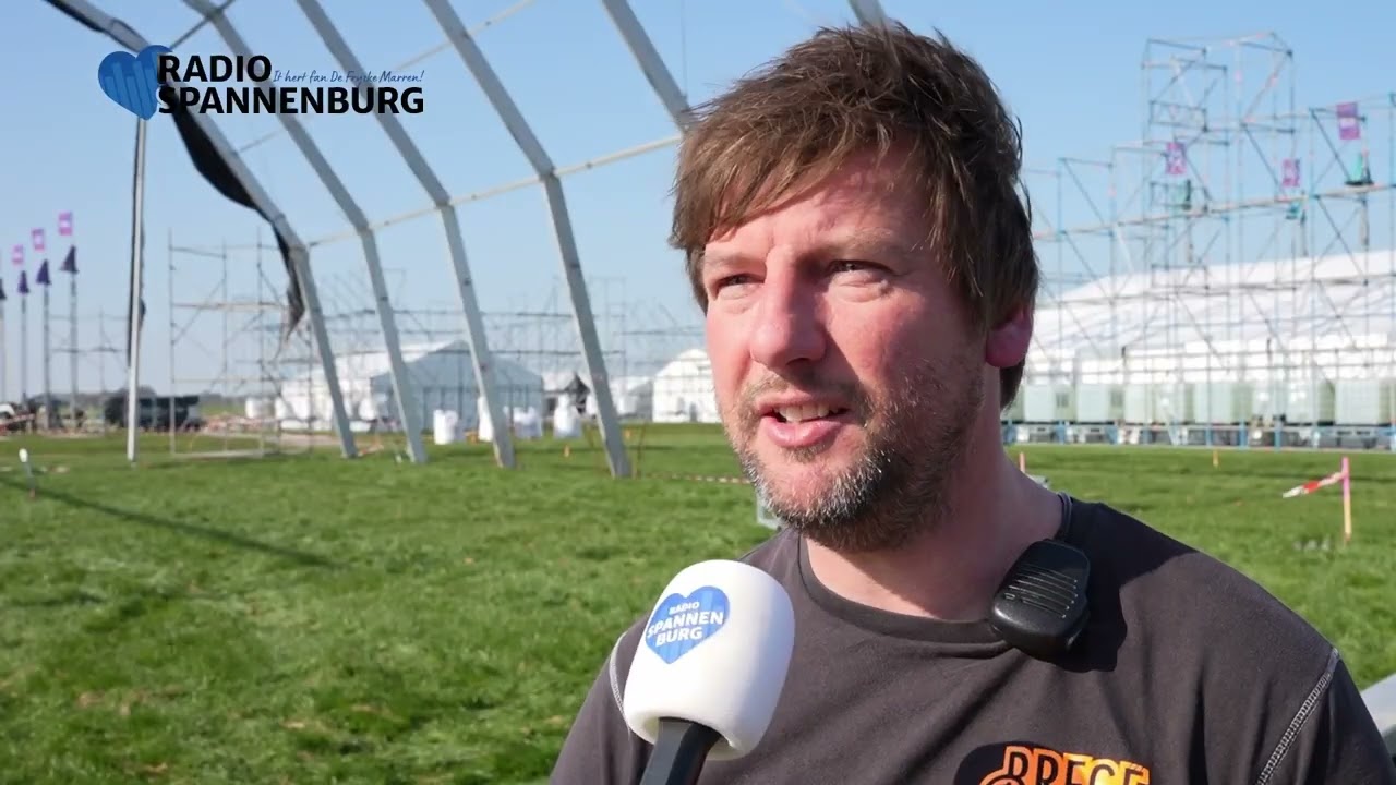 Opbouw festival Brêgepop in volle gang