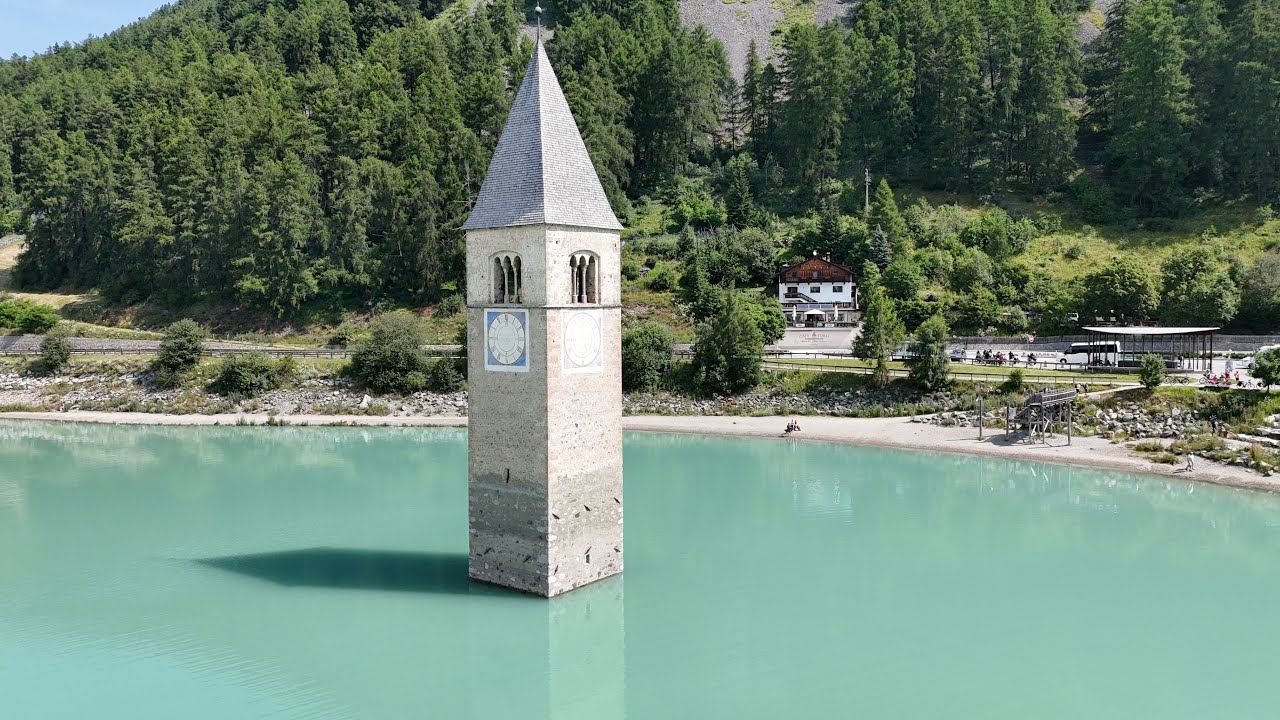 Wandern in S&uuml;dtirol/Italien, der Kirchturm im Rechensee