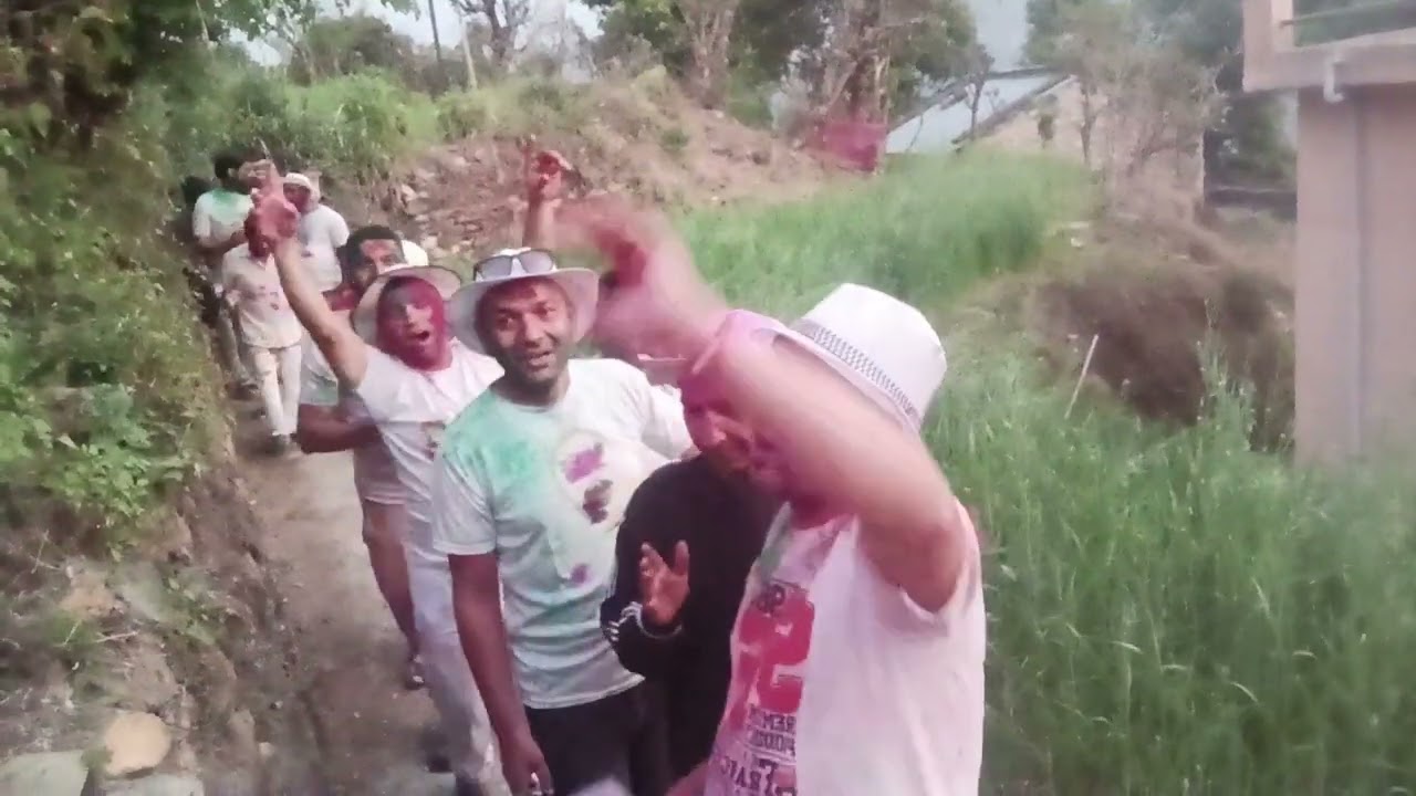 क्वैराली गांव की खड़ी होली।