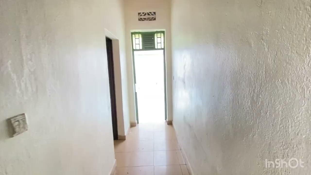 Inzu nziza iri mubiranguzo ku ruyenzi ubuso 1000 burenga Mpamagar kuri +250785446766 