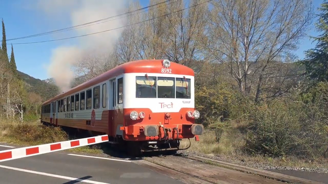 TPCF - Le Train Rouge.  Passage &agrave; niveau Caudiers de Fenollet ***Train SNCF***