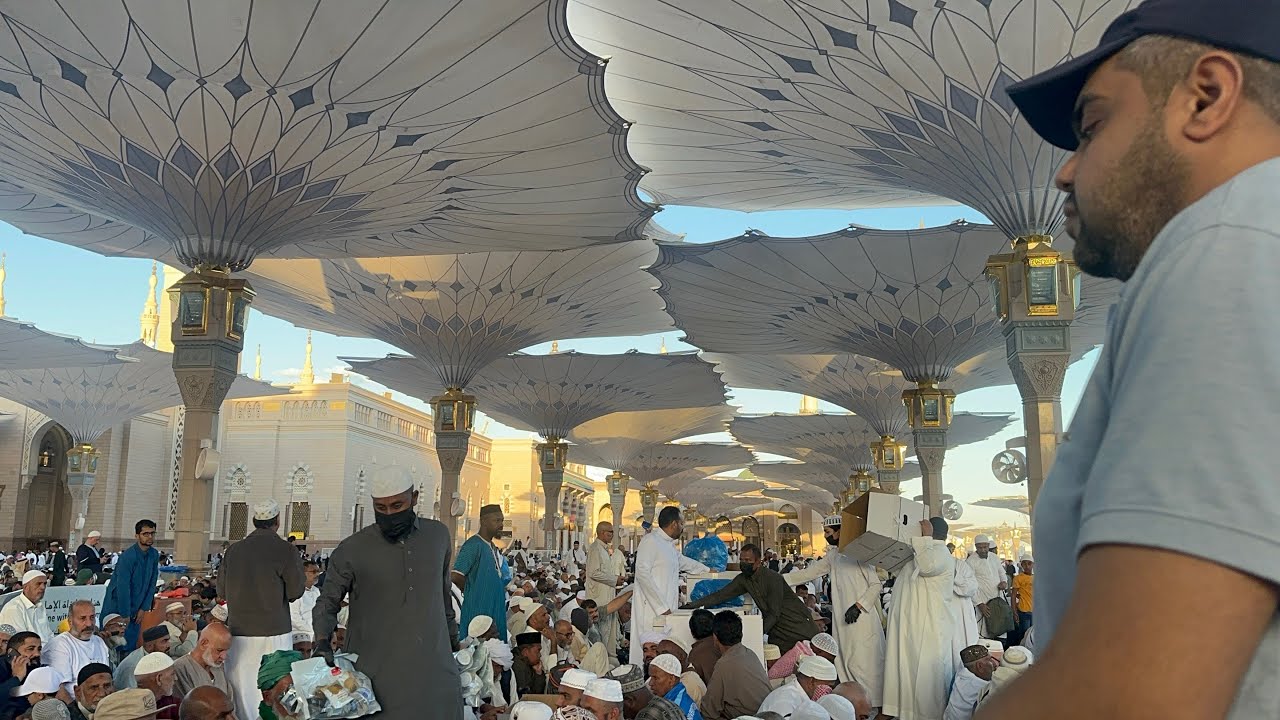 أشعة الشمس بين مظلاة المسجد النبوي/ 