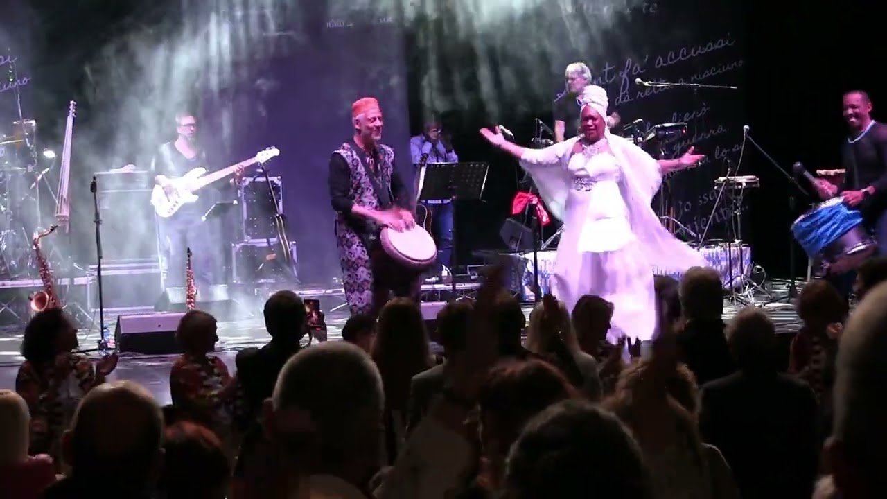 Breve estratto live di Kalimba de Luna di Tony Esposito