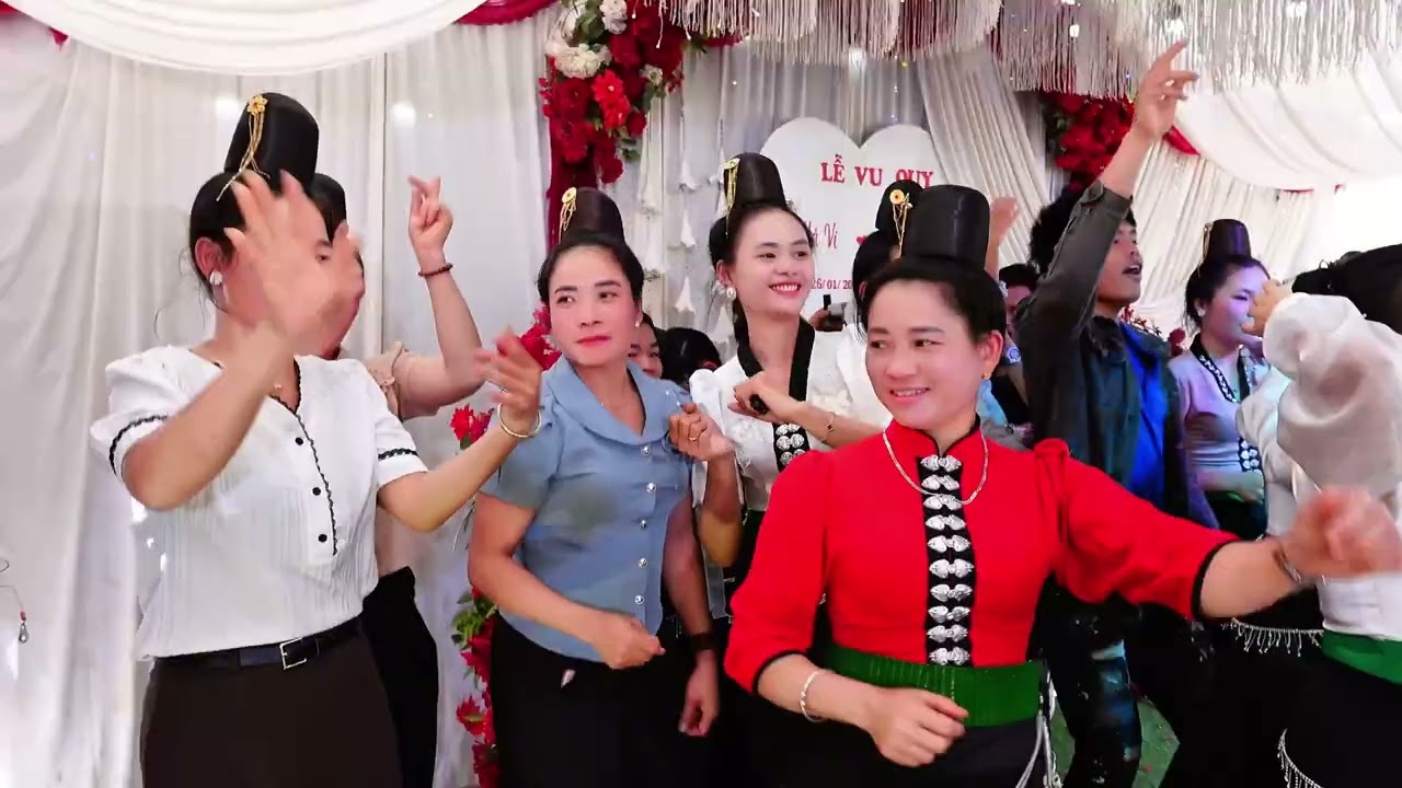 NHẢY MỪNG LVQ CD HÀ VI - CR MINH TUẤN TẠI TƯ GIA NHÀ GÁI BẢN BAN LẠT CHIỀNG PHUNG CŨ 