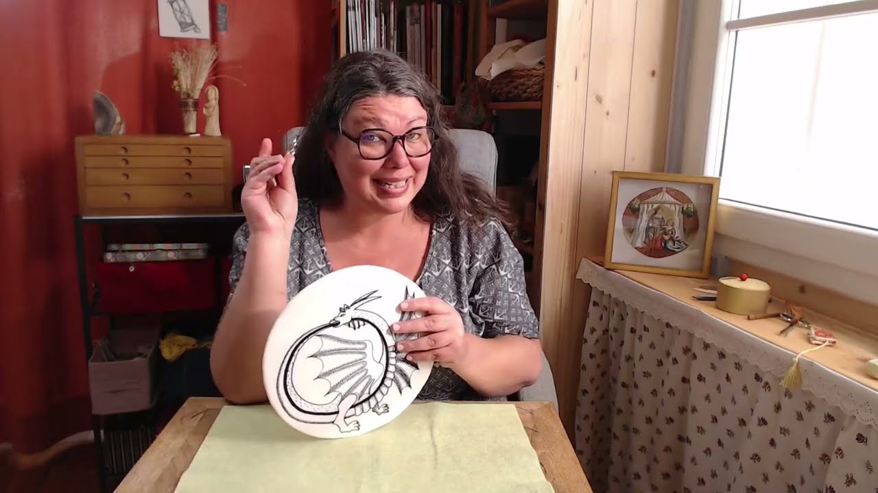 Monter sa broderie sur un carton : un cercle