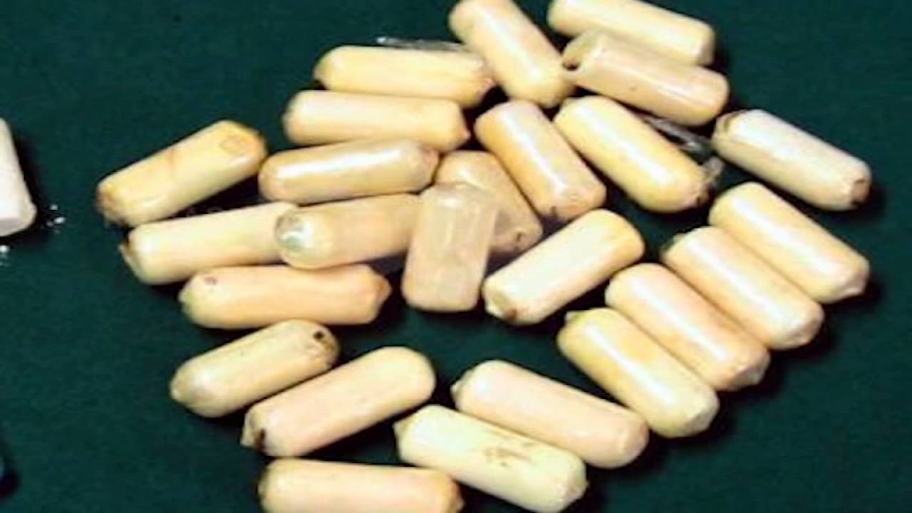 NASCONDE DROGA NEL RETTO E RISCHIA DI PERDERE LA VITA