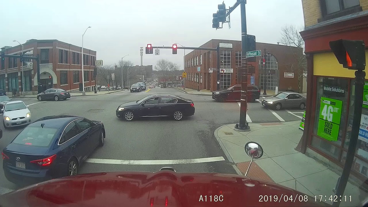 Illegal overtake, cutting off traffic with priority