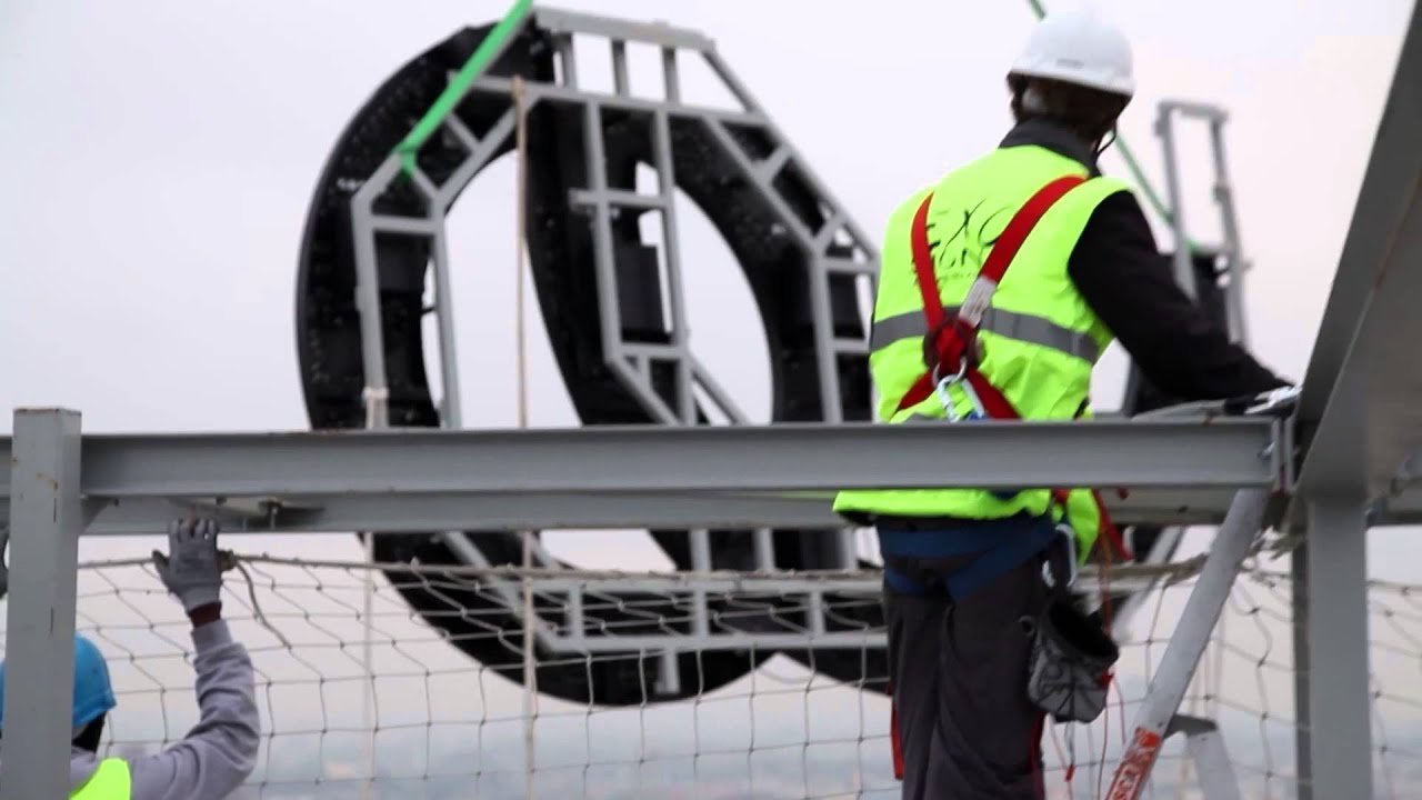 Enseigne Lumineuse Centre So Ouest par Exo Signs : Conception, fabrication et installation