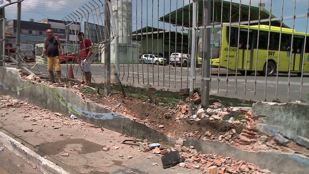(Edição 29/11/21) Ônibus colide na lateral do Terminal de Integração da Cohab