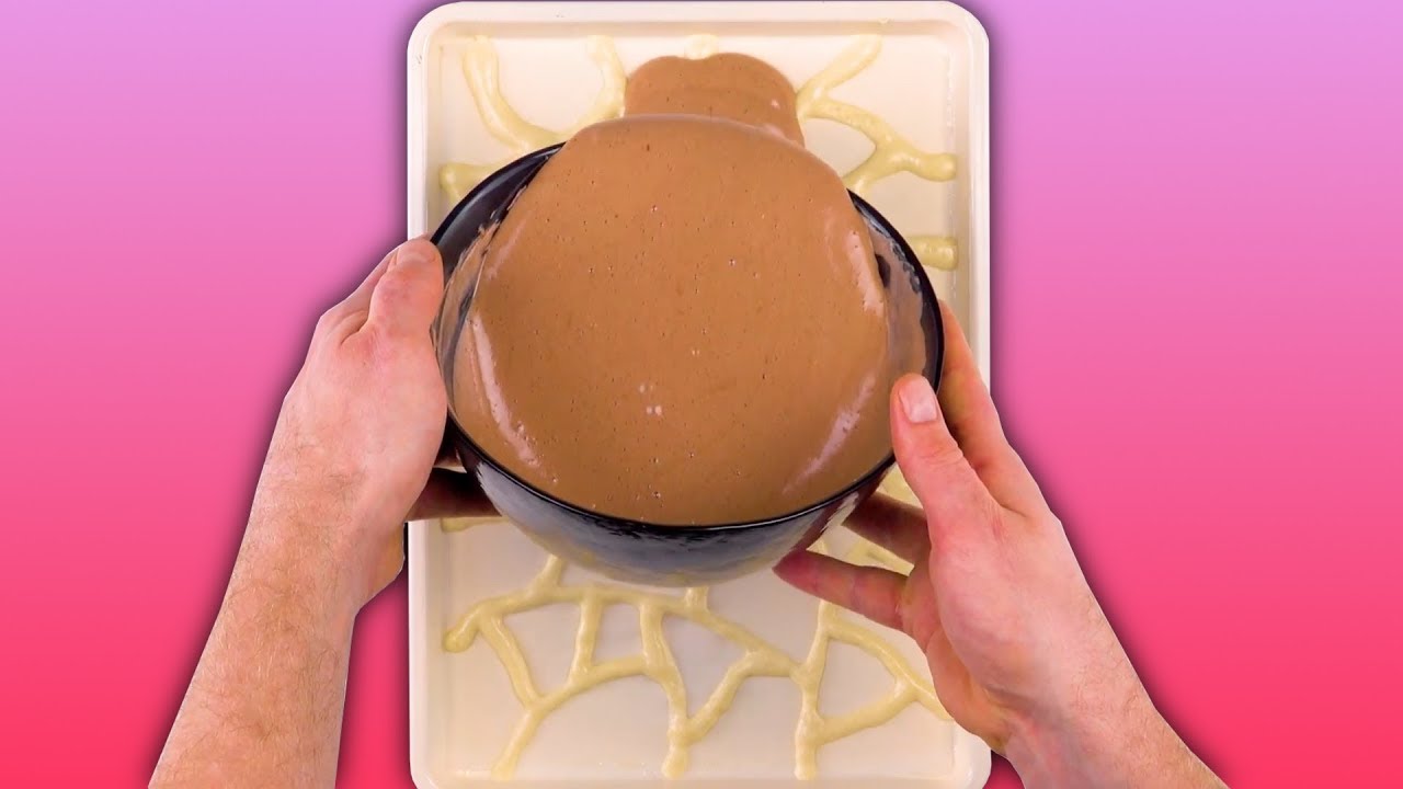 Zeichne ein Teigmuster aufs Backblech. Wenn der Ofen aufgeht, wird es tierisch!