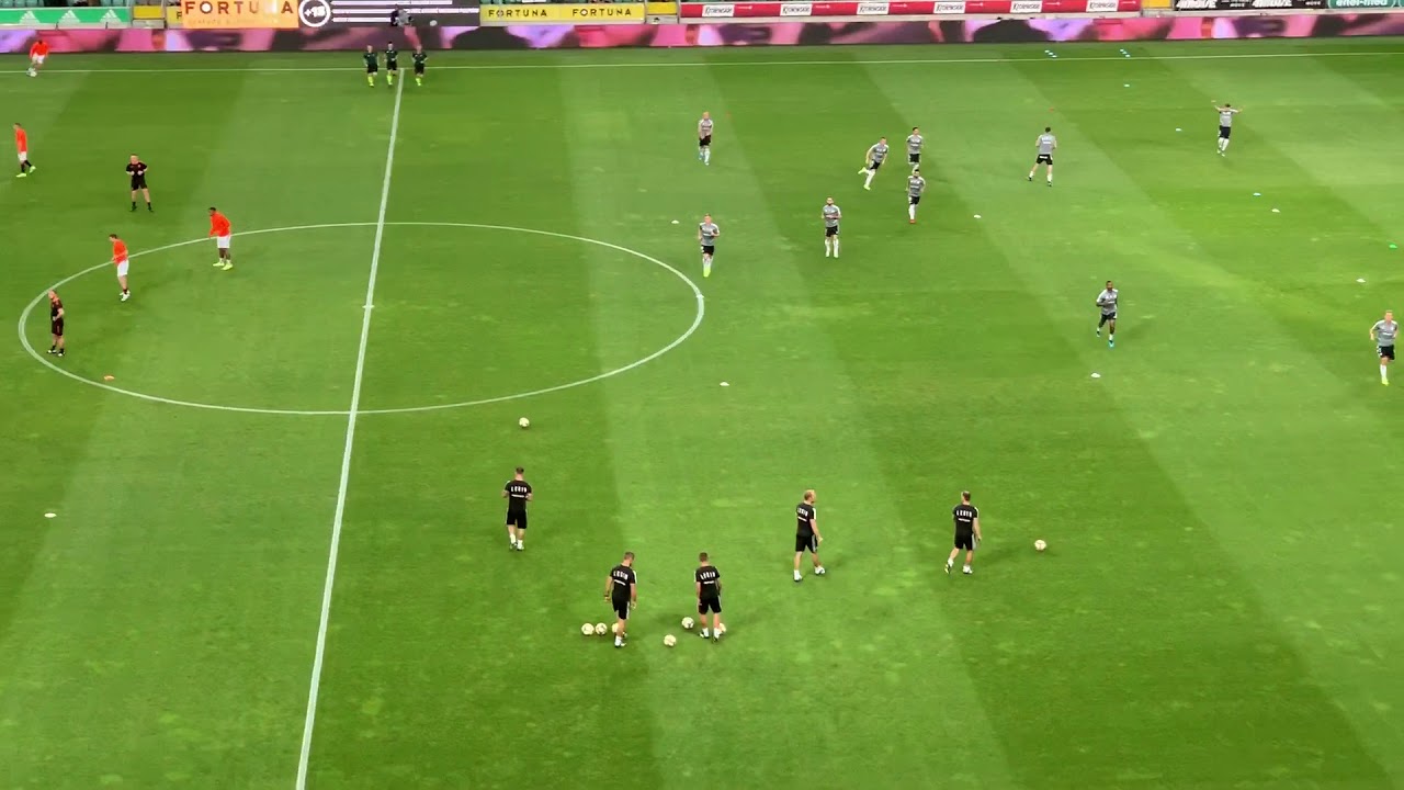 Legia - Fangers FC. Piłkarze Legii wybiegają na rozgrzewkę. Fani Legii uciszają kibic&oacute;w z Glagow