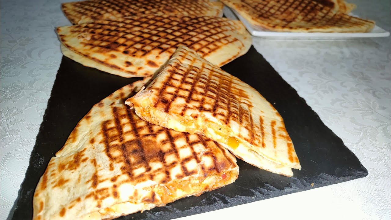 ساندويتش كاساديا الدجاج خفيف ظريف بلخف توجد  و بزاف بنينة 😋